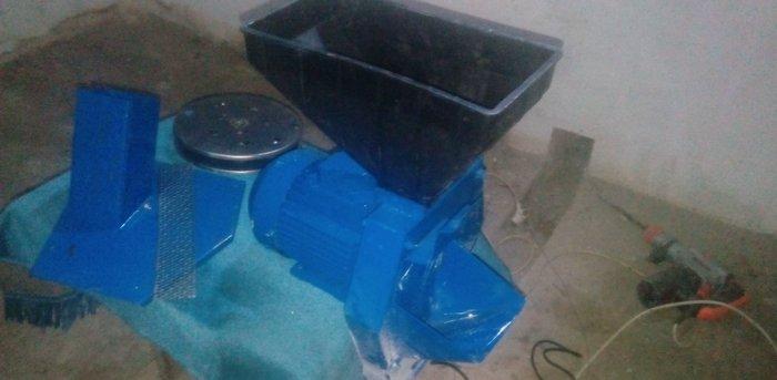 Yem üyüdən

ukrayna istehsalı
saatda 450 kq yem üyüdür
+ ot çekir
+ me